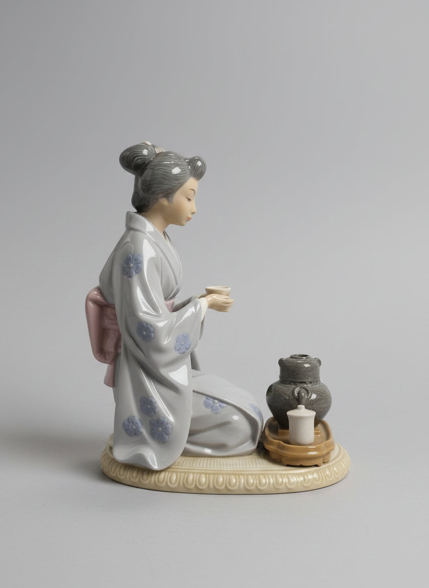 Retired Lladro Figurine Japanese Girl Serving Tea 5122 Porcelain 1982