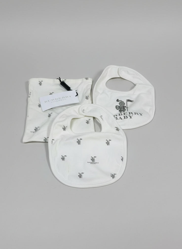 BURBERRY Baby 2 x Bibs & Bag Gift-Set New-Born Gift Printed Set White & Grey