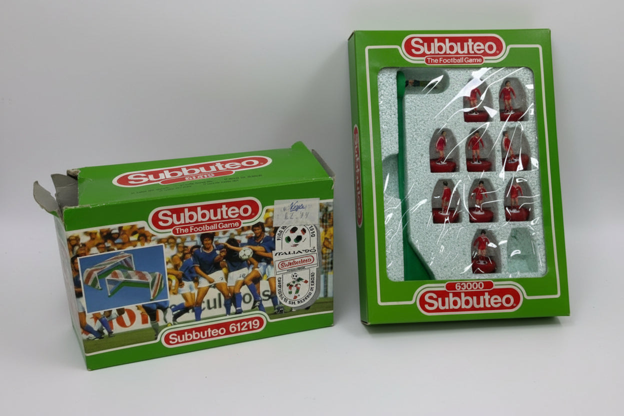 Subbuteo 61219 goal posts and 63000 Liverpool (663) team.