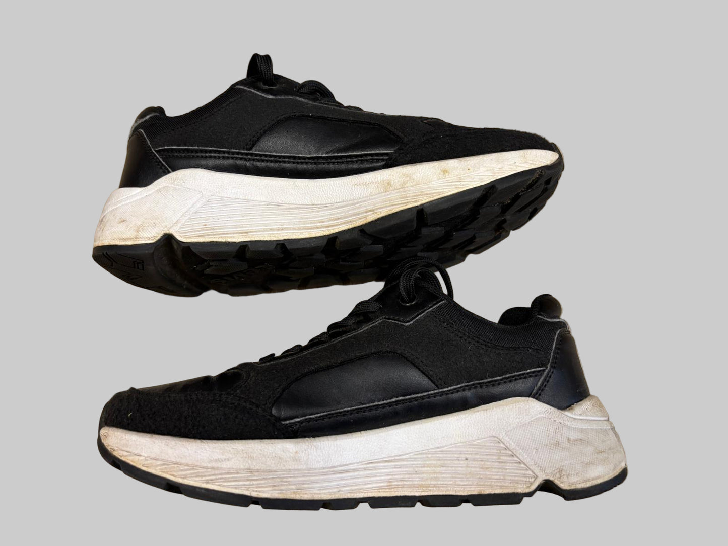 Black Levi Trainers UK size 5