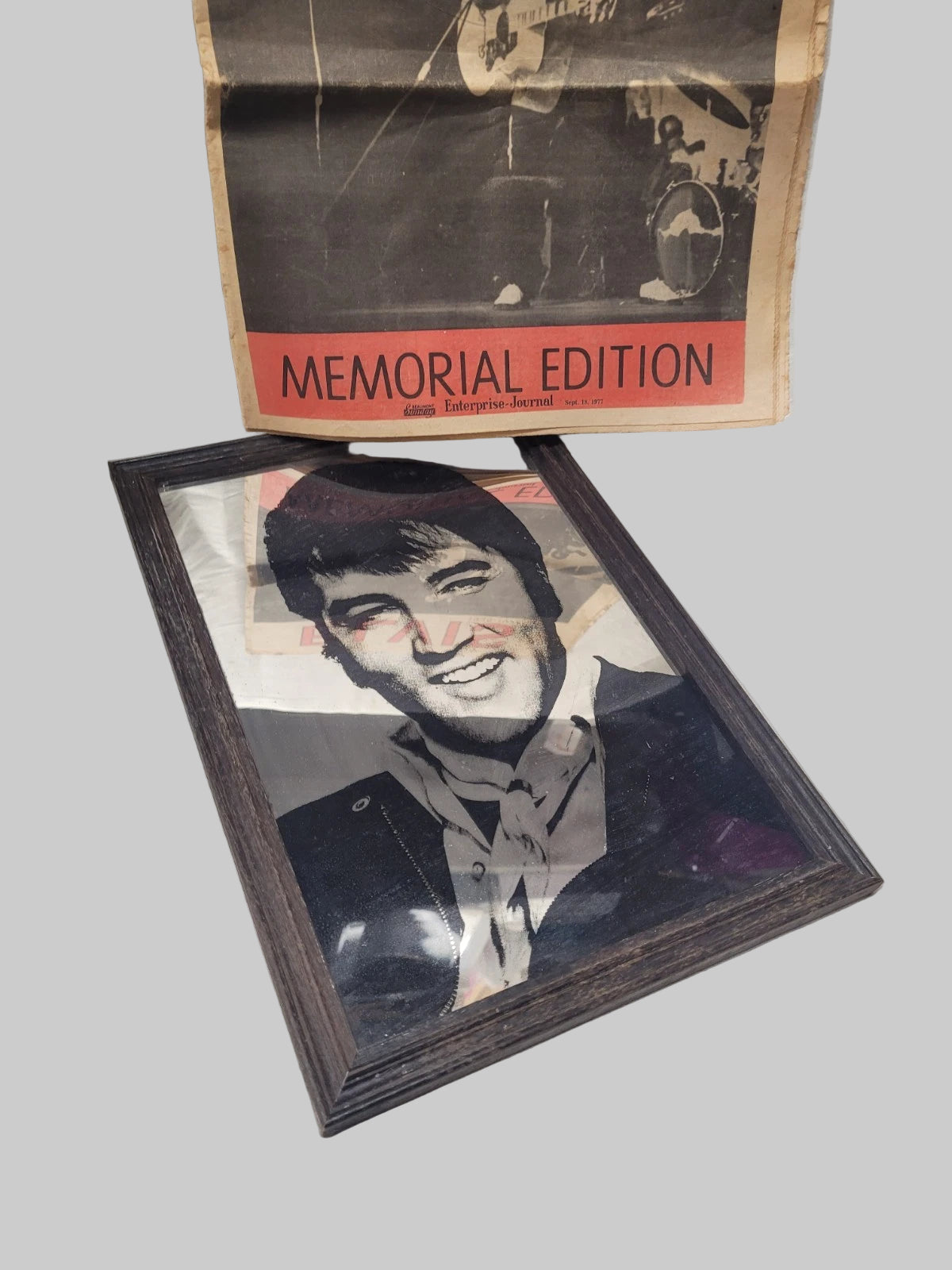 VTG Rare 1977 Original Print Elvis Presley Memorial Edition News Paper & Picture